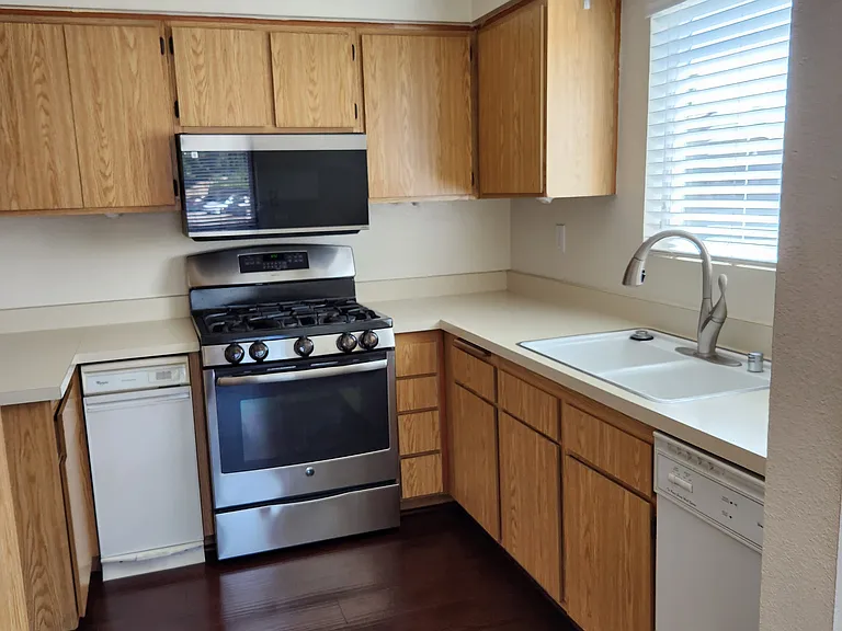 1814 N Vineyard Ave #E — Photo 6