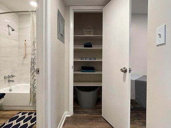 2nd image of 129 E Amelia St #13913714