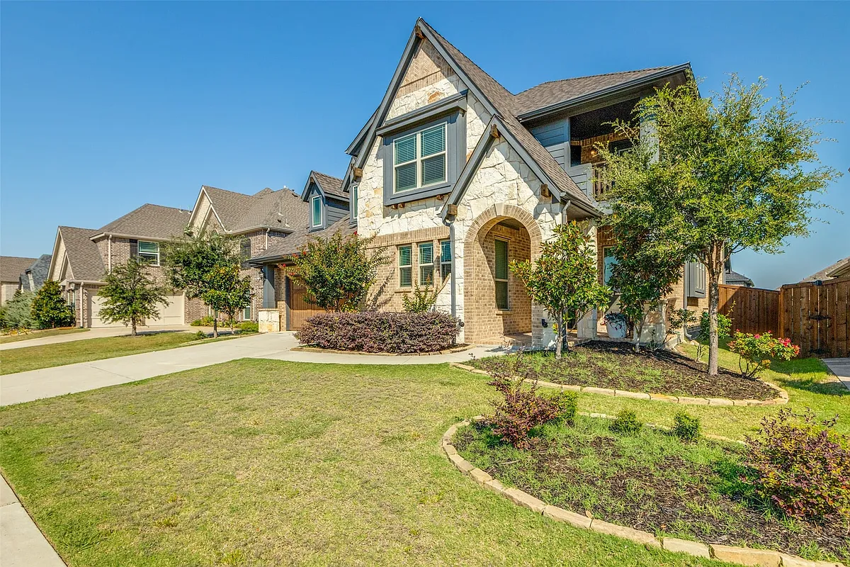 Building Photo - 700 Sahallee Dr