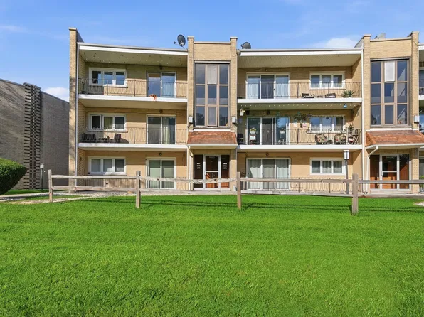 9510 S 86th Ave APT 305, Hickory Hills, IL 60457
