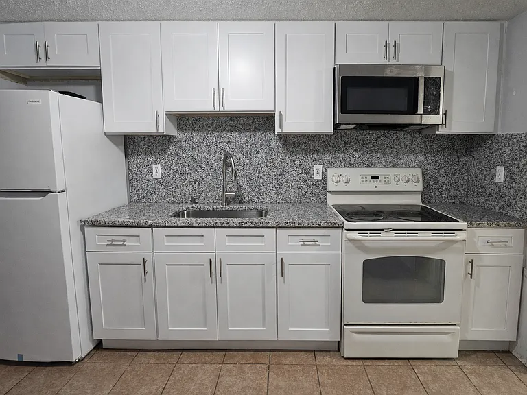 3919 3rd Avenue Dr E #3919 — Photo 3