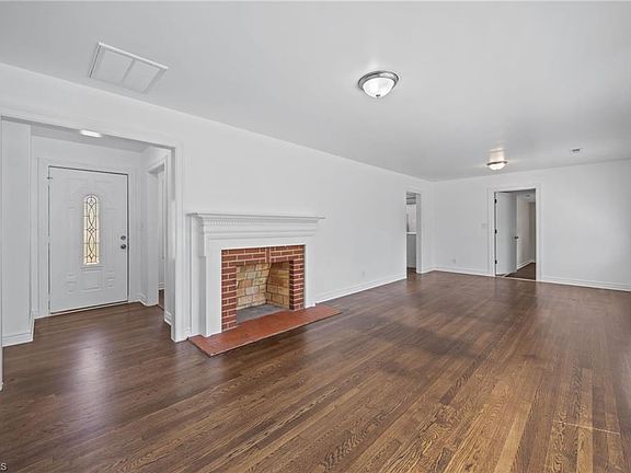 3rd image of 3420 Forest Ln