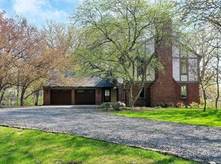 2 Eastview Ln, North Oaks, MN 55127