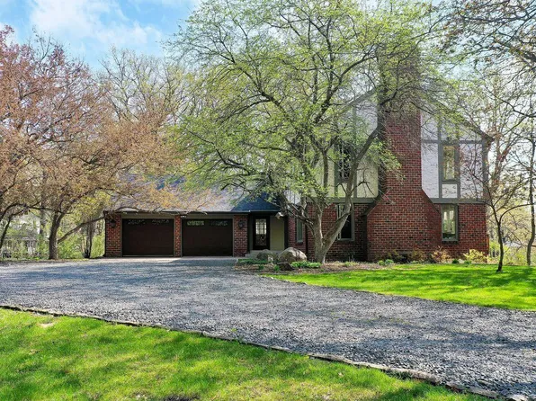 2 Eastview Ln, North Oaks, MN 55127