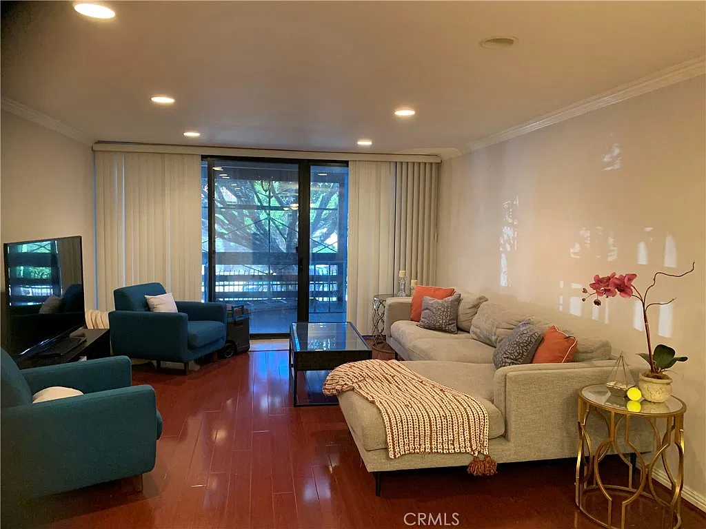2 bed, 1048 sqft, $3,100 — Photo 3