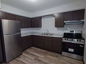 523 E Burnett Rd, Island Lake, IL