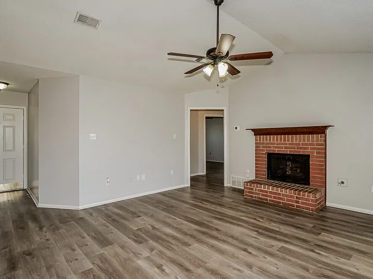 6935 Amanda Dr N — Photo 5