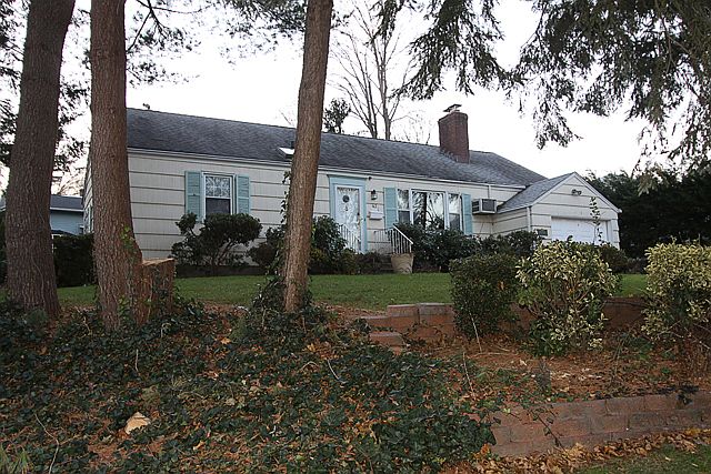 1st image of 43 Roslyn Dr