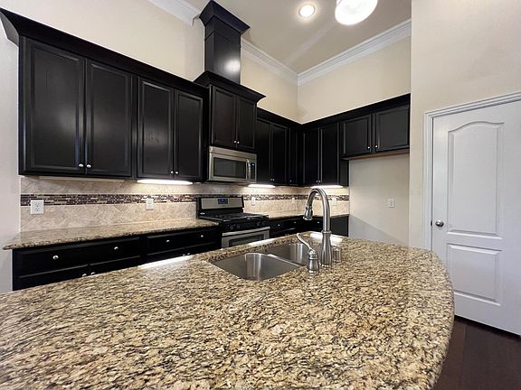 4th image of 587 Hampshire Dr