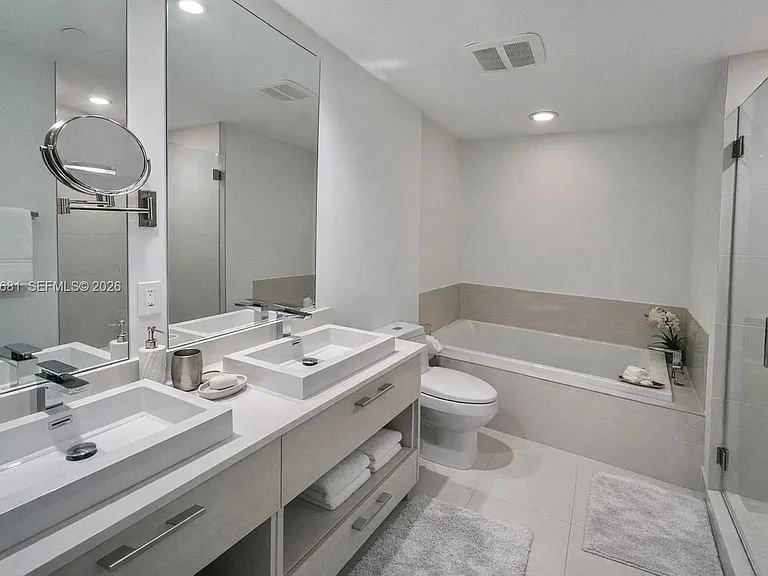 45 SW 9th St #3008 — Photo 8