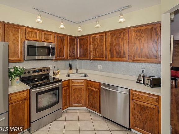 5th image of 1187 N Vernon St