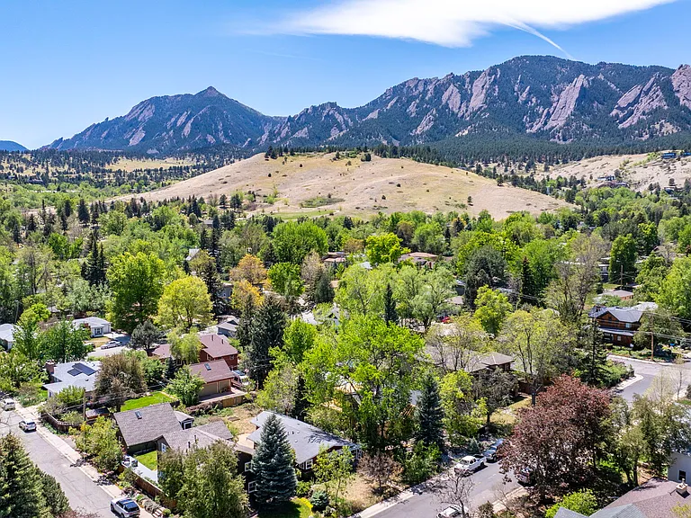 Super close to Chautauqua and S Boulder trails
