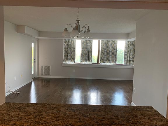 3rd image of 10101 Grosvenor Pl APT 606