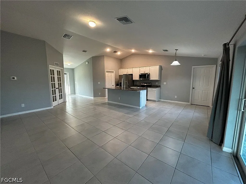 3 bed, 2.0 bath, 1469 sqft, $2,000 — Photo 4