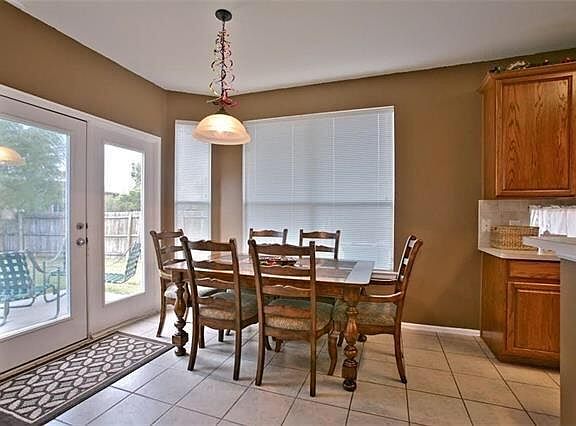 4th image of 2820 Maple Creek Dr