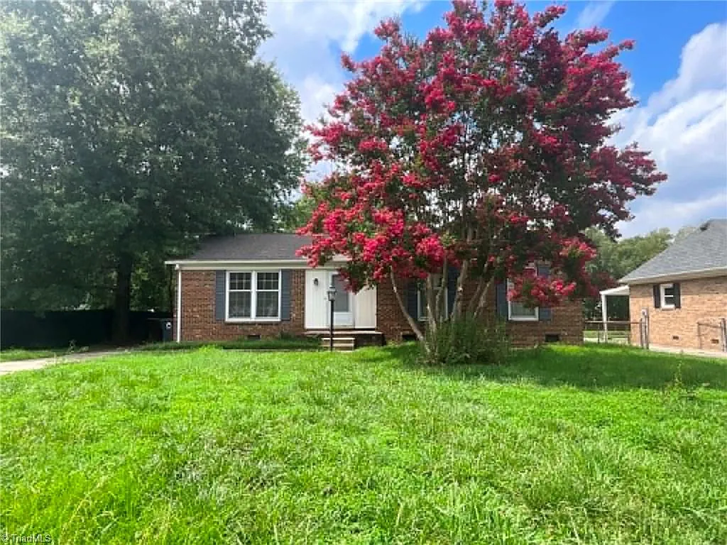 3 bed, 1.5 bath, 1221 sqft, $1,595 — Photo 2