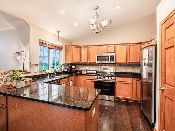 4th image of W174N10148 Tanglewood Dr #1