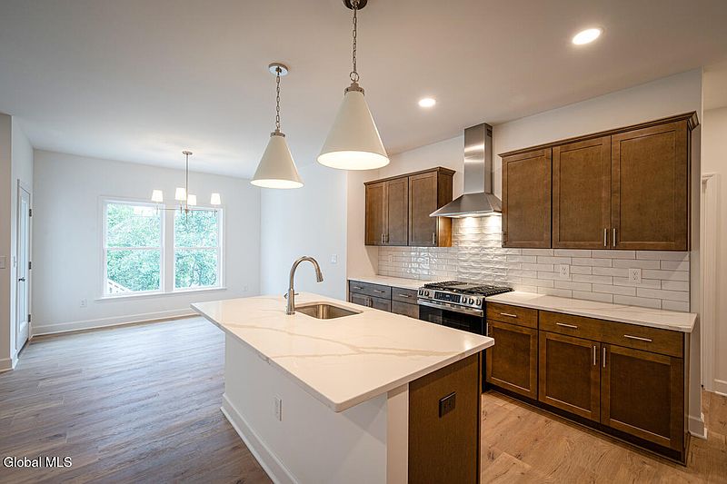 4th image of 10 Espen Place