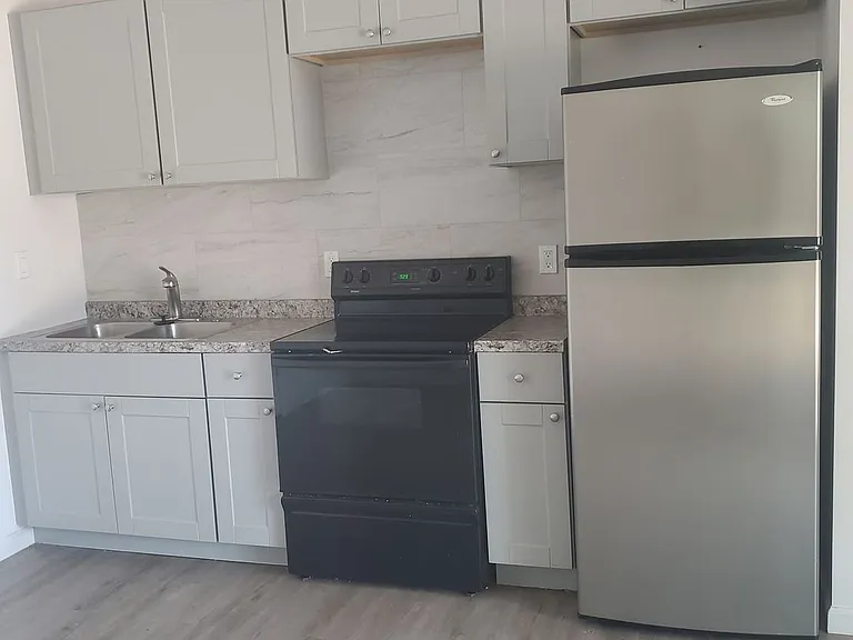 2707 E Moreland St — Photo 4