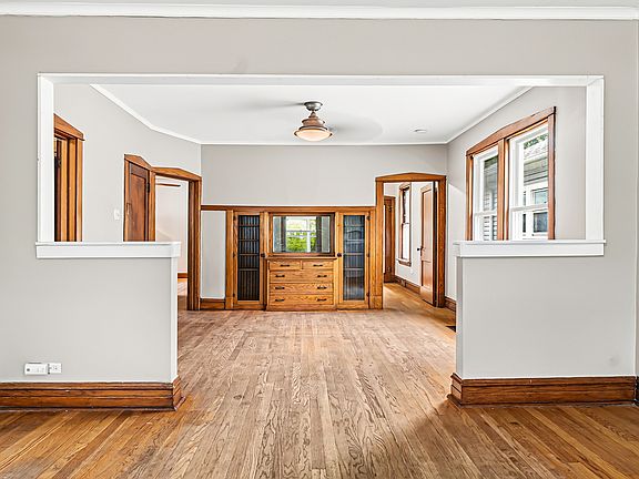 3rd image of 4719 N Leamington Ave