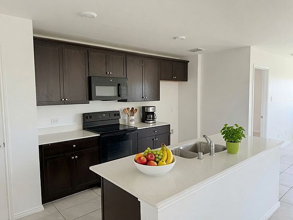4th image of 128 Honeysuckle St