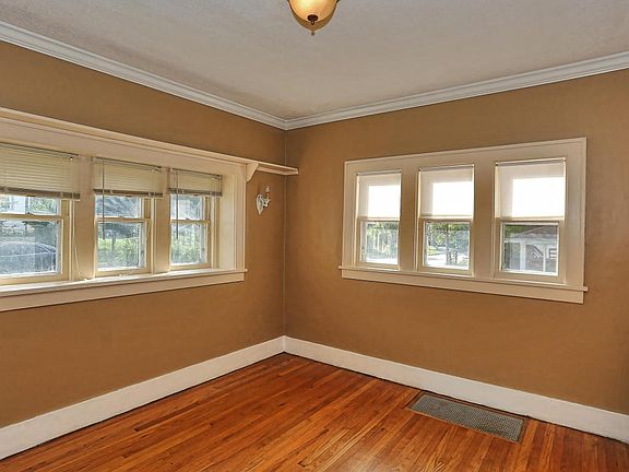 5th image of 860 Burton St SE