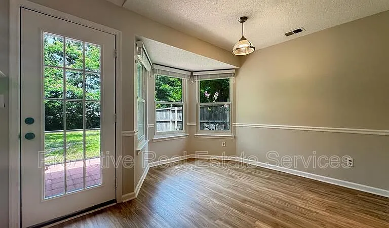 5568 Annandale Dr — Photo 10