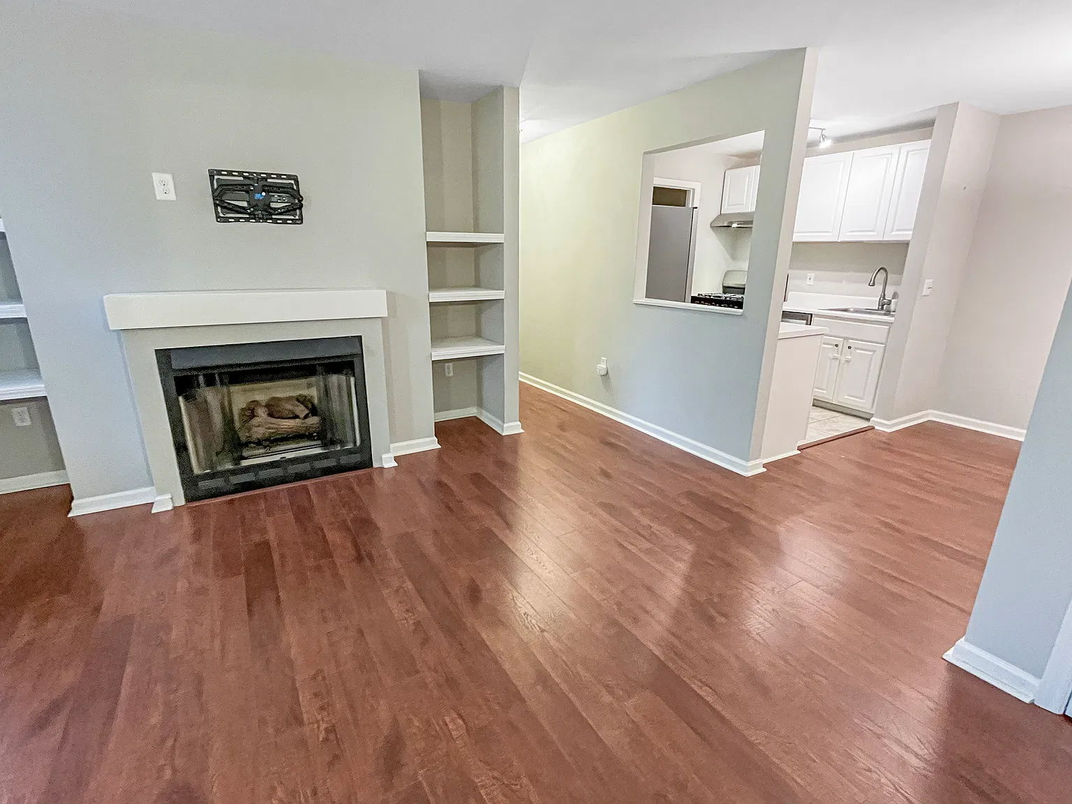 1300 Hillbrow Ln — Photo 2