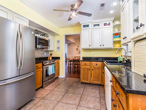 5th image of 817 Essex Dr
