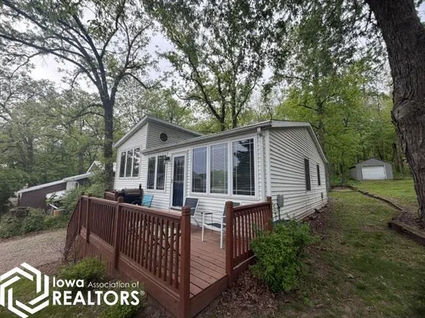 6183 NE Lakeshore Dr, Brooklyn, IA 52211
