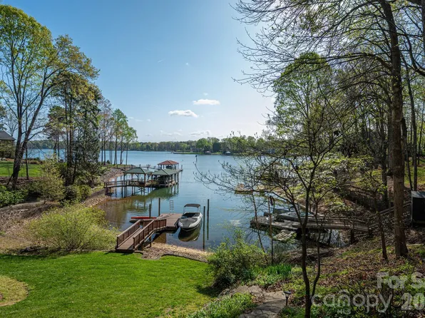 103 Shelter Cove Ln, Mooresville, NC 28117