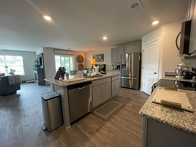 4 bed, 1774 sqft, $2,400 — Photo 3