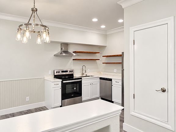 4th image of 975 Humboldt St #1
