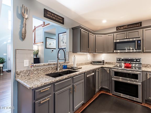 5th image of 725 Chamberlain Manor Way