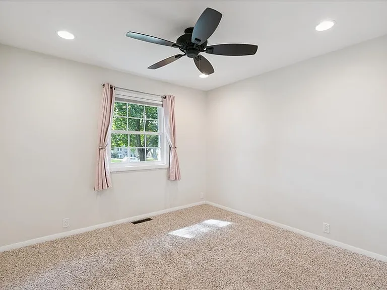 1429 Columbus Dr — Photo 13