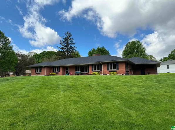 1 Colonial Cir, Storm Lake, IA 50588