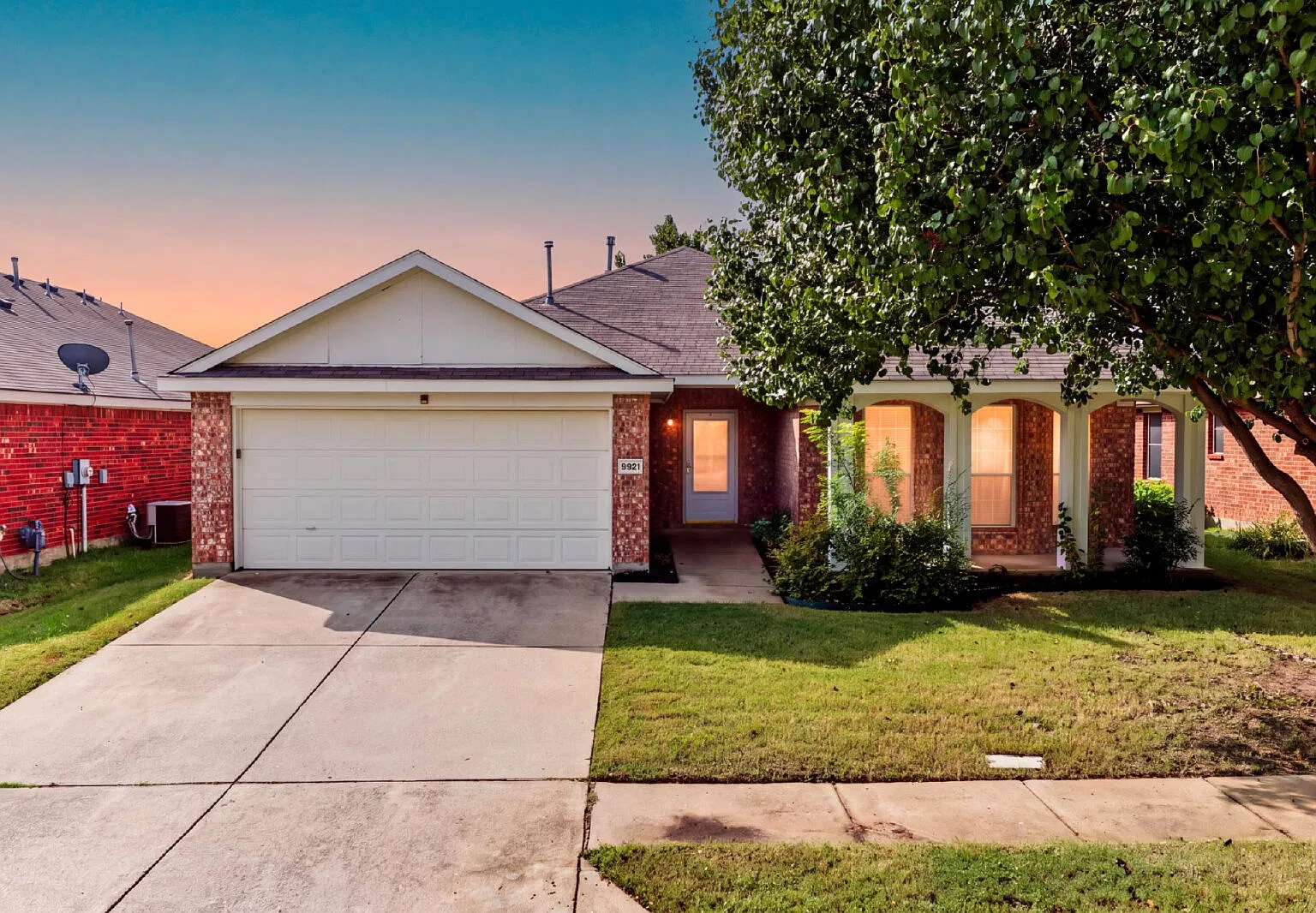 3 bed, 2.0 bath, 1811 sqft, $2,100 — Photo 1