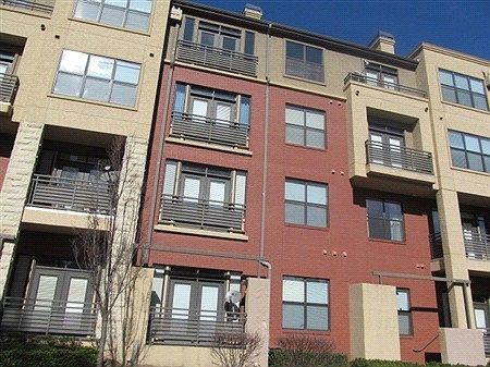 2nd image of 400 17th St NW