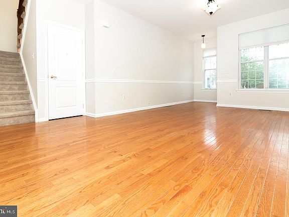 4th image of 226 Hawthorne Way