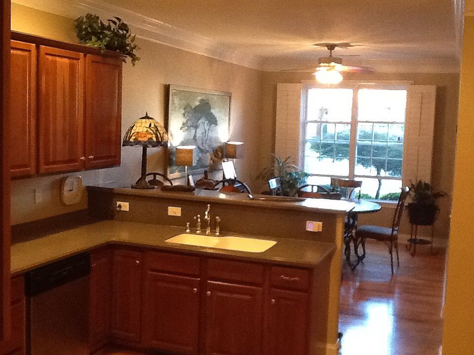 Eat in kitchen and breakfast