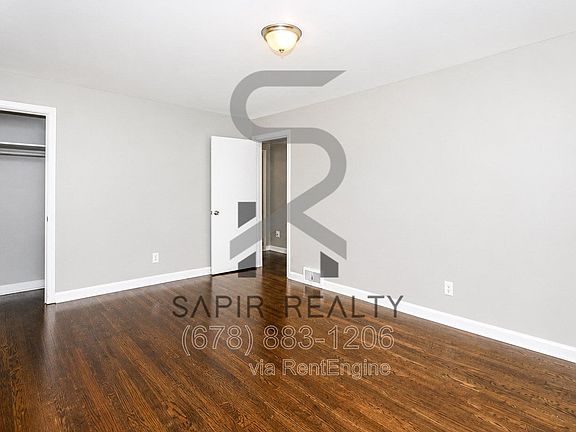 3rd image of 904 Scott Cir