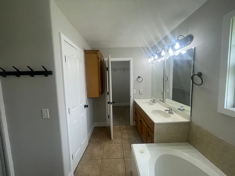 772 E Weller Ct — Photo 8