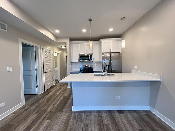 2nd image of 3607 W Ainslie St #31