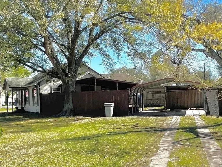5220 E Parkway Dr — Photo 1