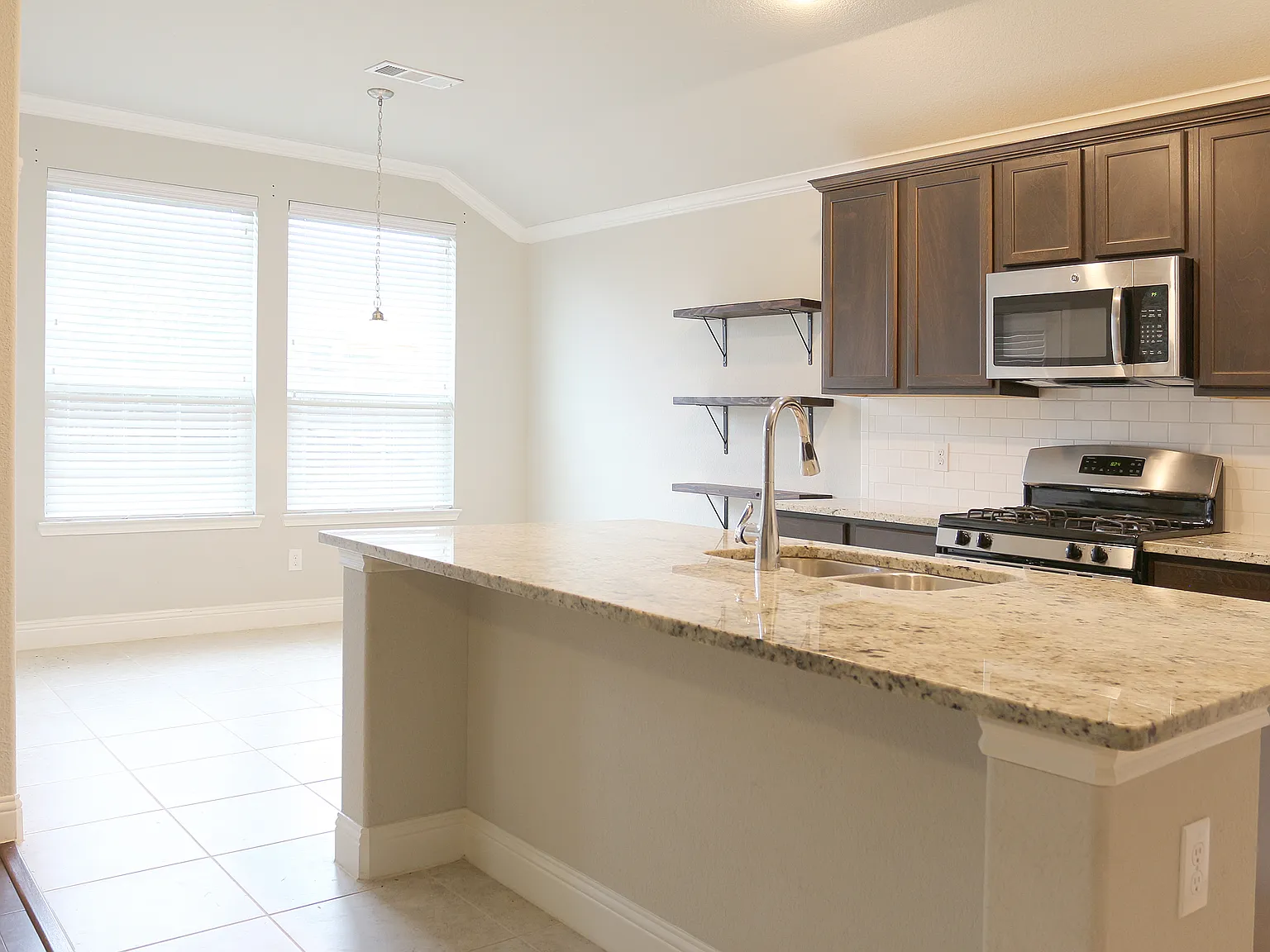 4 bed, 2.5 bath, 2098 sqft, $1,950 — Photo 4