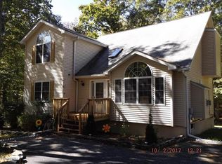 228 Ravenhill Rd, Tamiment, PA 18371