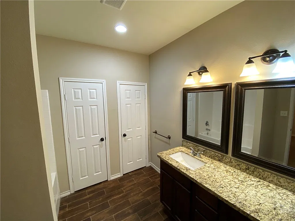 5 bed, 5.5 bath, 2718 sqft, $4,450 — Photo 4