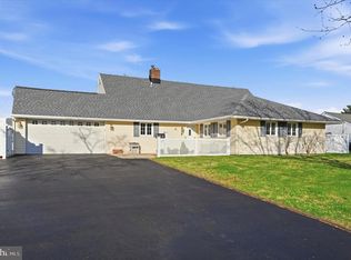 28 Sycamore Rd, Levittown, PA 19056