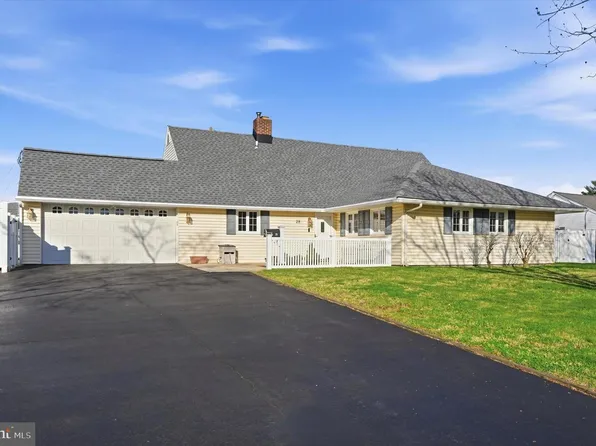 28 Sycamore Rd, Levittown, PA 19056