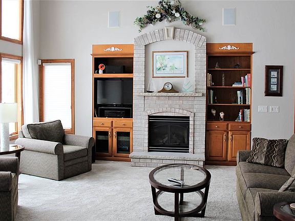 3rd image of 748 Blackmoor Cir